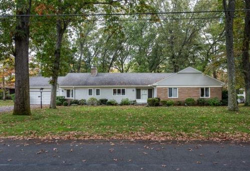 112 Pinewood Dr, Longmeadow, MA 01106 exterior