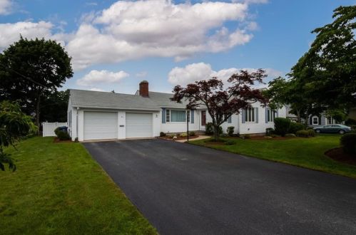 29 Weetamoe Dr, Warwick, RI 02888 exterior