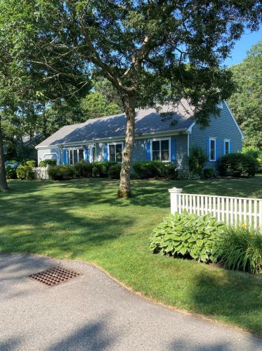 8 Daybreak Ln, Hyannis, MA 02601 exterior