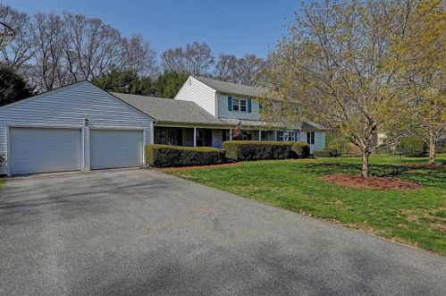 40 Chestnut Dr, East-Greenwich, RI 02818 exterior