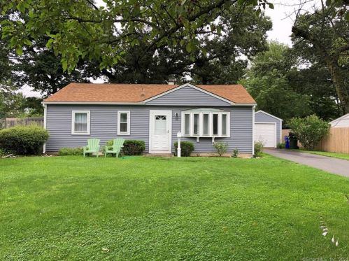 32 Walnut Cir, Windsor Locks, CT 06096 exterior