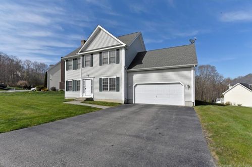 2 Saffron Ln, East-Hampton, CT 06424 exterior