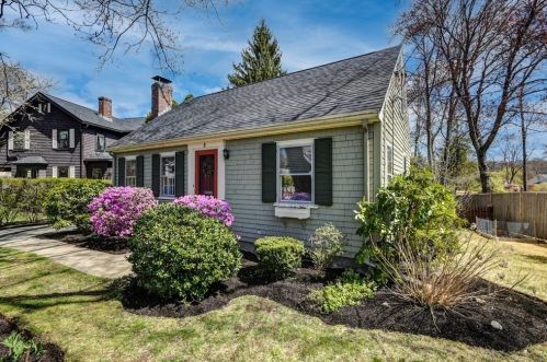 8 Oakcrest Rd, Needham, MA 02492 exterior