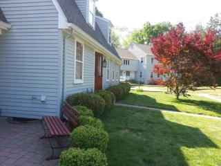 55 Robbinswood Dr, Hartford, CT 06109 exterior