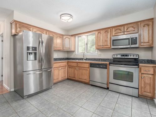 34 Hampton Dr, Nashua, NH 03063 exterior