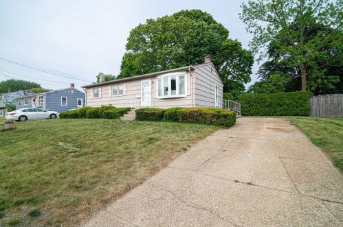 130 Kerri Lyn Rd, Warwick, RI 02889 exterior