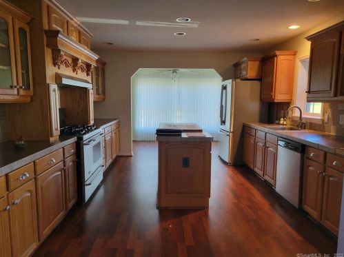 28 Cliff Rd, Gales Ferry, CT 06339 exterior