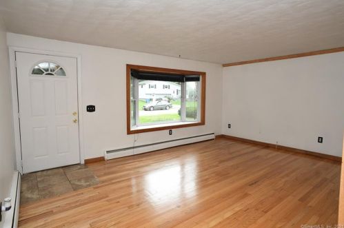 9 Barn Rd, Gales Ferry, CT 06339 exterior