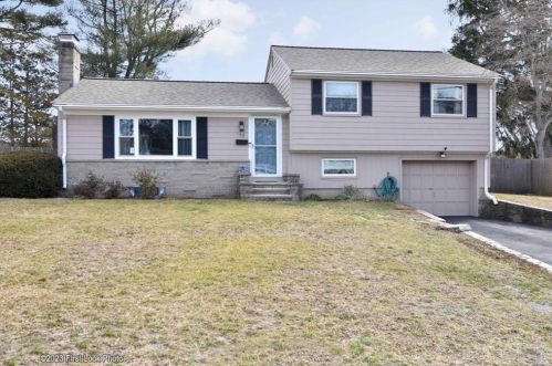 72 Nakomis Dr, Warwick, RI 02888 exterior