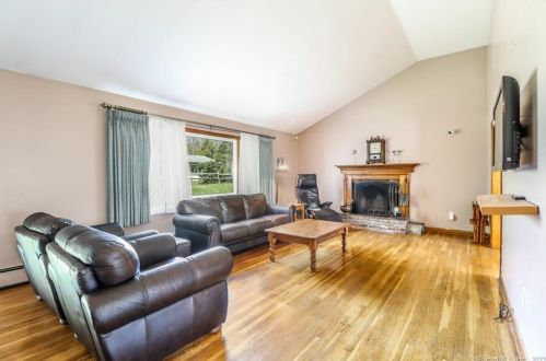6 Cholwell Pl, Norwalk, CT 06851 exterior