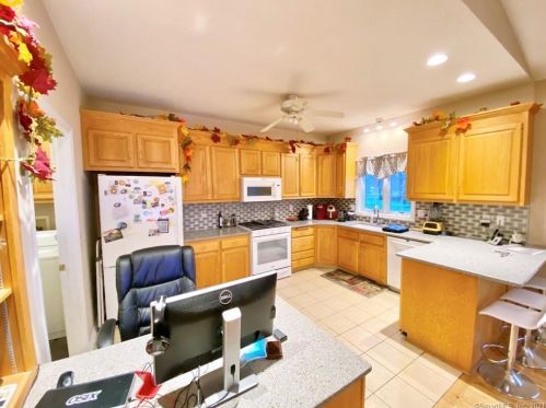 2 Merrigan Ln, Windsor Locks, CT 06096 exterior