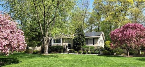 24 Surrey Dr, Norwalk, CT 06851 exterior