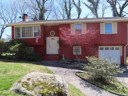 1 Holly Ln, Gales-Ferry, CT 06335 exterior