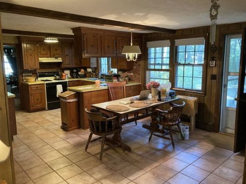 14 Pine Dr, Walpole, MA 02081 exterior