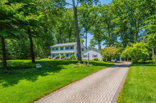 15 Laurel Woods Rd, Woodbury, CT 06798 exterior