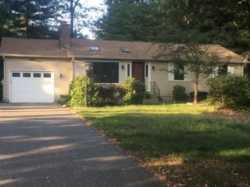17 Concord Dr, Easthampton, MA 01027 exterior
