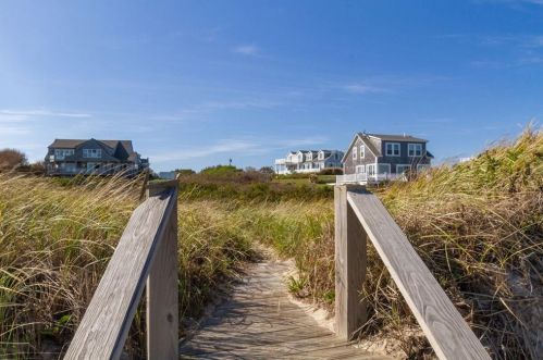 1738 Corn Neck Rd, New-Shoreham, RI 02807 exterior