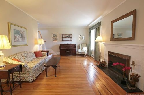 15 Avalon Cir, Waterbury, CT 06710 exterior