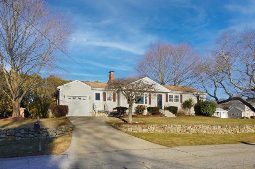 5 Eisenhower St, Cumberland, RI 02864 exterior