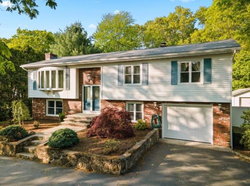 36 Lincoln Dr, Johnston, RI 02919 exterior