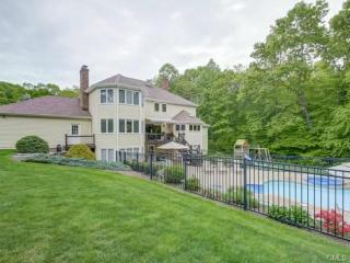 3 Crescent Ln, Bridgeport, CT 06611 exterior