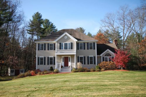 19 Bunker Hill Dr, Londonderry, NH 03053 exterior