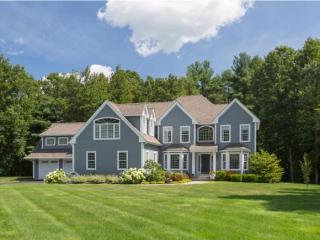 8 Dolloff Farm Dr, Kensington, NH 03833 exterior