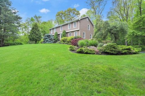 9 Mayfair Pl, Bridgeport, CT 06611 exterior