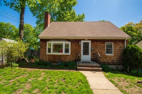 380 Metropolitan Ave, Roxbury-Xing, MA 02131 exterior