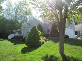 550 Mohave Cir, Huntington, CT 06484 exterior