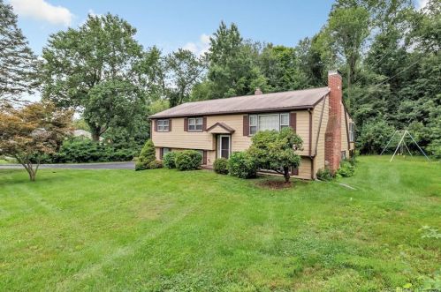 18 Astoria Ln, Huntington, CT 06484 exterior