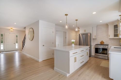 2 Whippoorwill Cir, Londonderry, NH 03053 exterior