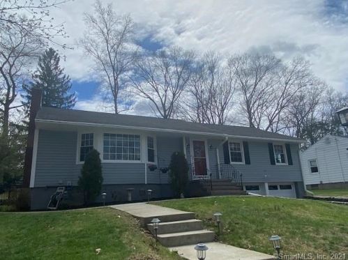 52 Oakridge Rd, Waterbury, CT 06706 exterior