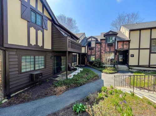 3 Chelsea Ct, Brookfield Center, CT 06804 exterior
