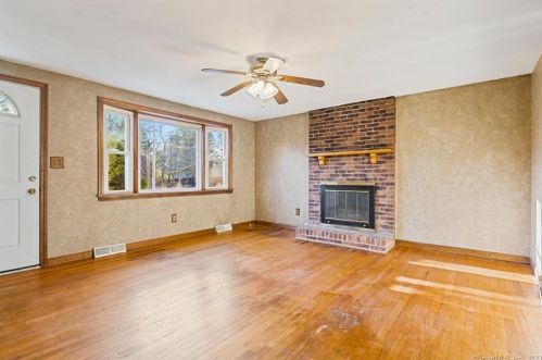 76 Heather Ln, Windsor-Locks, CT 06096 exterior