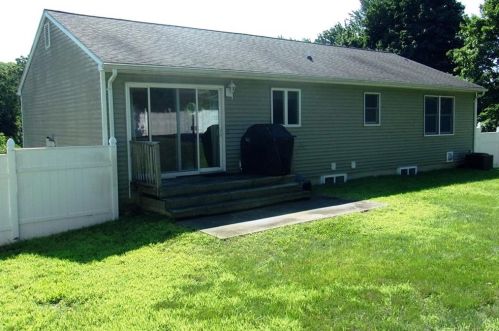 15 Clark Pl, Quaker Hill, CT 06375 exterior