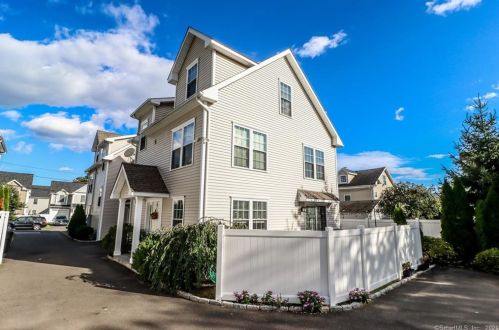 32 Hobbie St, Stamford, CT 06902 exterior