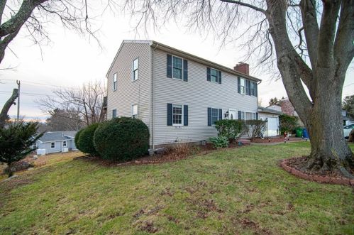 22 Eisenhower Pl, Wakefield, RI 02879 exterior