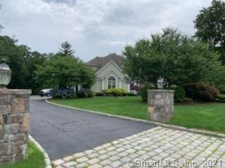 32 Blackberry Ln, Huntington, CT 06484 exterior
