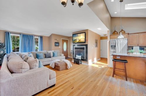28 Kimberly Cir, North-Haven, CT 06473 exterior