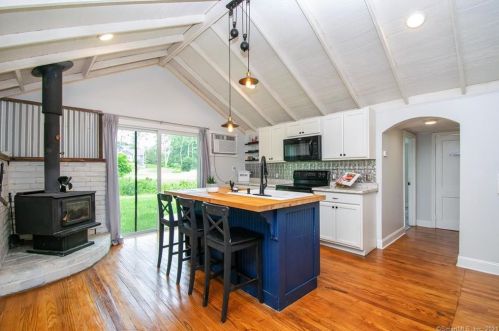 8 Center St, Sandy Hook, CT 06482 exterior