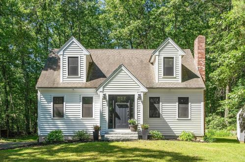 3 Showell Pond Rd, Sandown, NH 03873 exterior