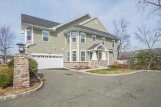 35 Tucker St, Danbury, CT 06810 exterior