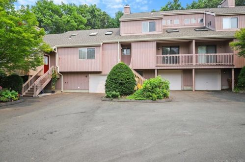 82 Blackbirch Ct, Huntington, CT 06484 exterior