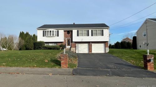 43 Oakcrest Cir, Waterbury, CT 06708 exterior