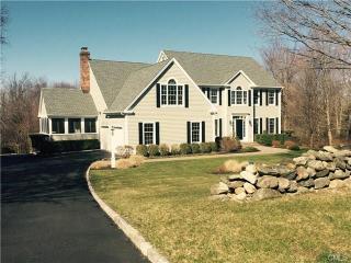 32 Mudry Farm Rd, Brookfield Center, CT 06804 exterior
