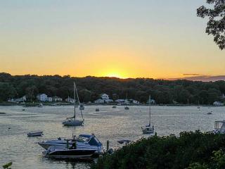 4 Touisset Rd, Warren, RI 02885 exterior