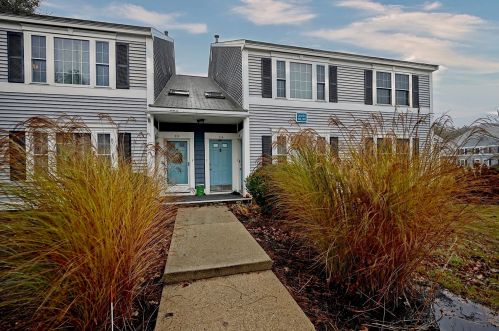313 Springbrook Cir, Portsmouth, NH 03801 exterior