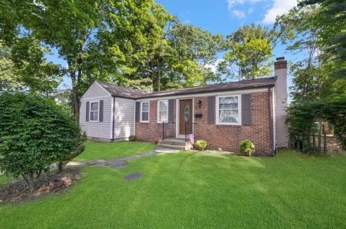 1 Amanda Ct, Warwick, RI 02889 exterior