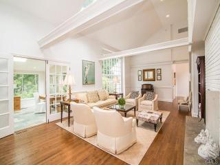 8 Twin Bridge Acre Rd, Westport, CT 06880 exterior